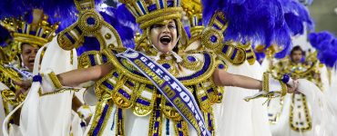 Componente da Portela com faixa de campeã - Tata Barreto/Riotur