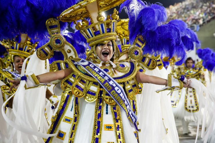 Componente da Portela com faixa de campeã - Tata Barreto/Riotur