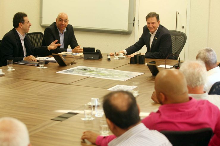 Crivella assina acordo de repasse para escolas de samba - Foto: Paulo Araújo
